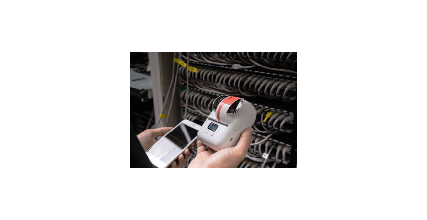 In nhãn đánh dấu dây bằng Máy In Nhãn Di Động M110,M200 trong ngành điện và viễn thông.